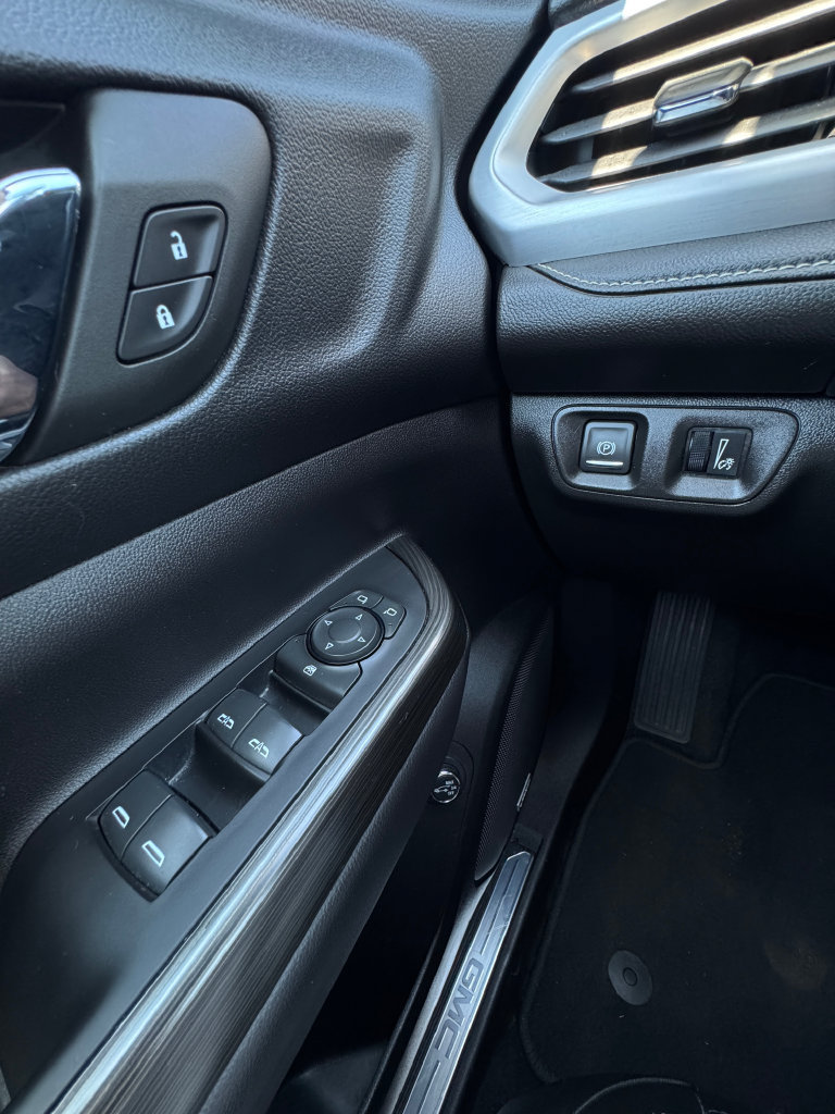 Used 2023 GMC Acadia SLT AWD/4WD image 15