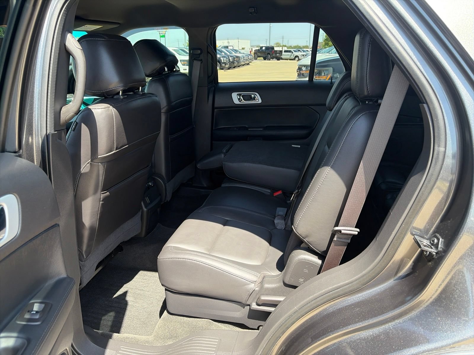 Used 2015 Ford Explorer XLT w/ Equipment Group 202B FWD image 18