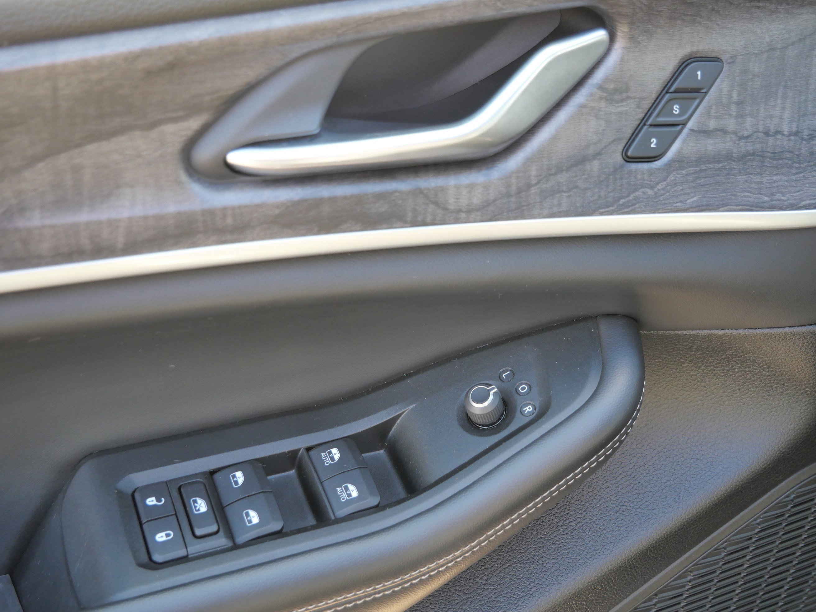 Used 2024 Jeep Grand Cherokee L Limited w/ Luxury Tech Group II image 20