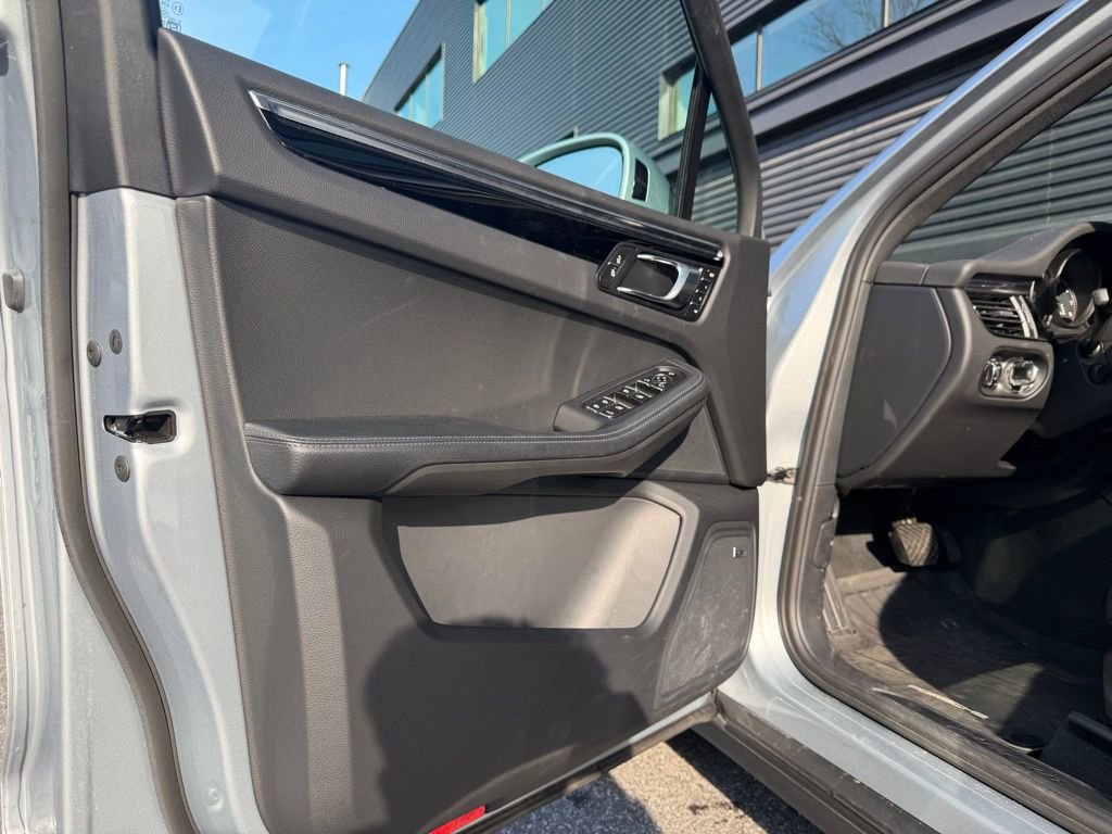 Certified 2026 Porsche Macan AWD/4WD image 18