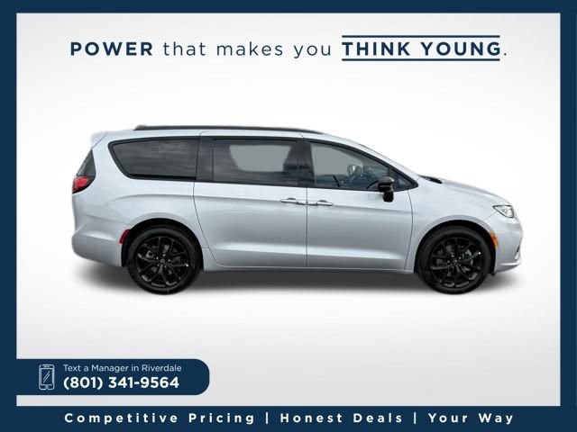 New 2026 Chrysler Pacifica Select w/ S Appearance Package image 4