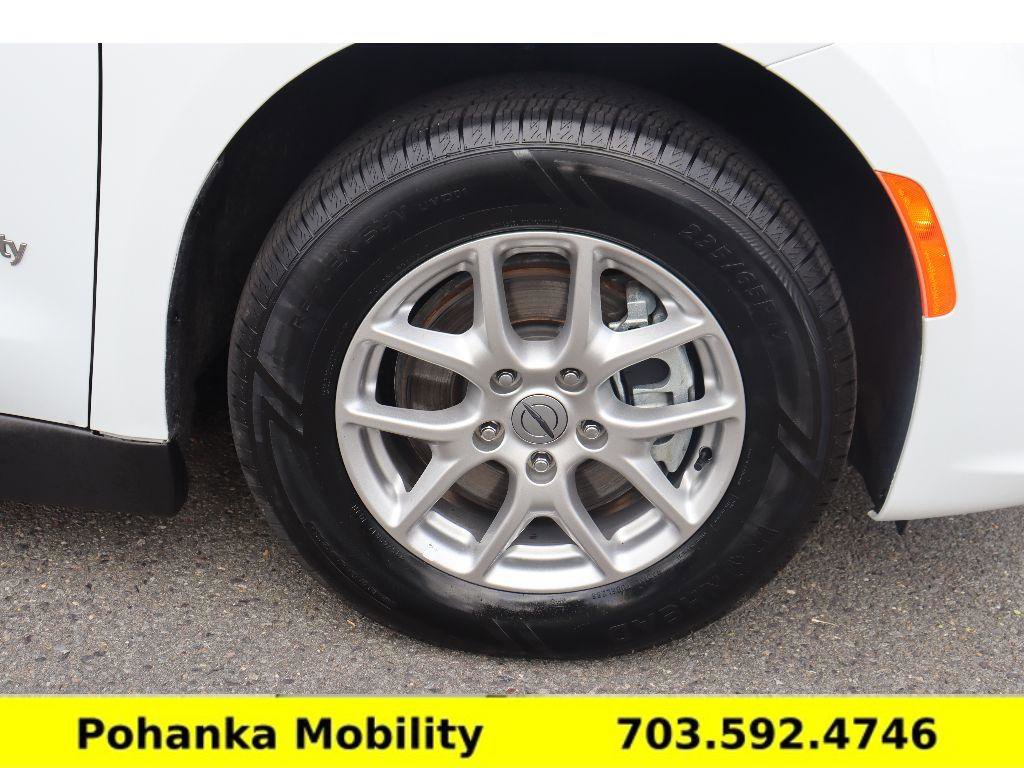 Used 2024 Chrysler Pacifica Touring-L image 34
