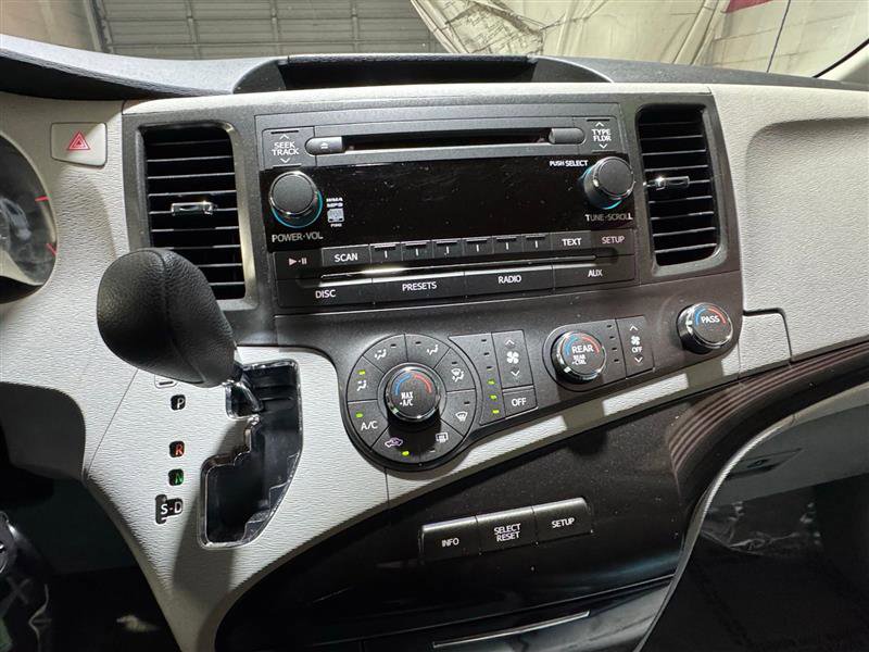 Used 2011 Toyota Sienna LE w/ Towing Pkg image 18