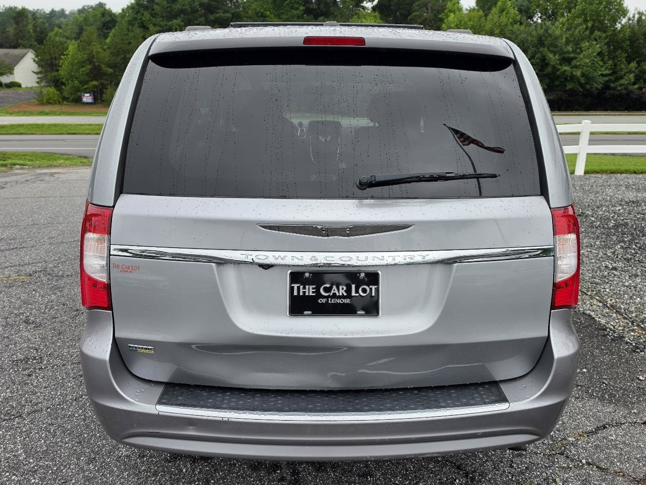 Used 2014 Chrysler Town & Country Touring FWD image 5