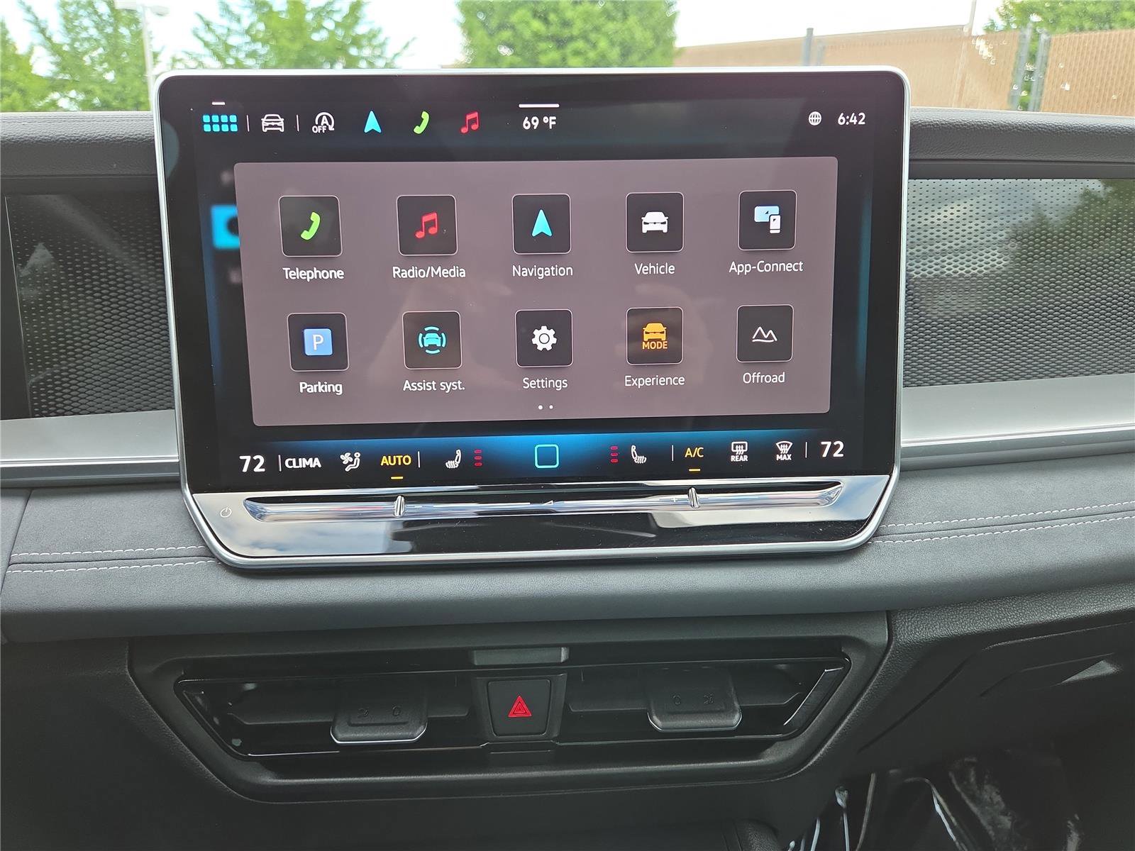 Certified 2025 Volkswagen Tiguan SE R-Line AWD/4WD image 17
