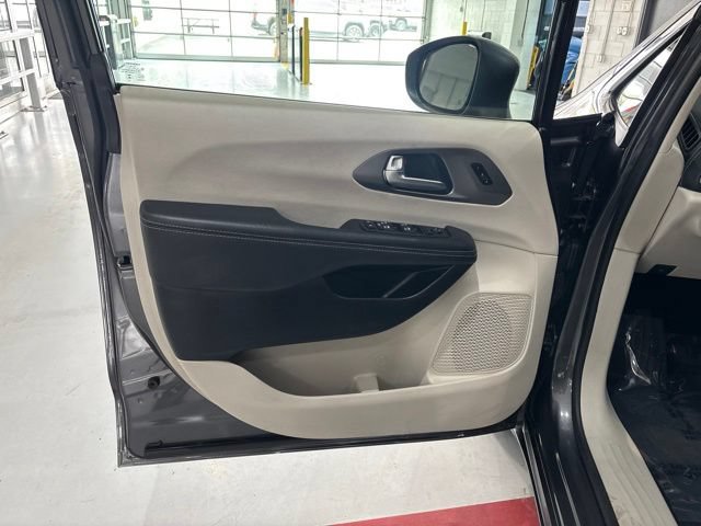Used 2023 Chrysler Pacifica Touring-L w/ Uconnect Theater Family Group AWD/4WD image 15