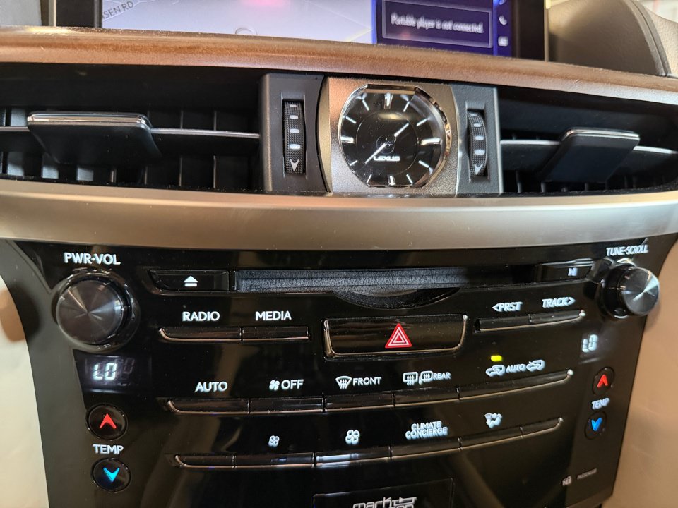 Used 2021 Lexus LX 570 4WD w/ Luxury Package image 22