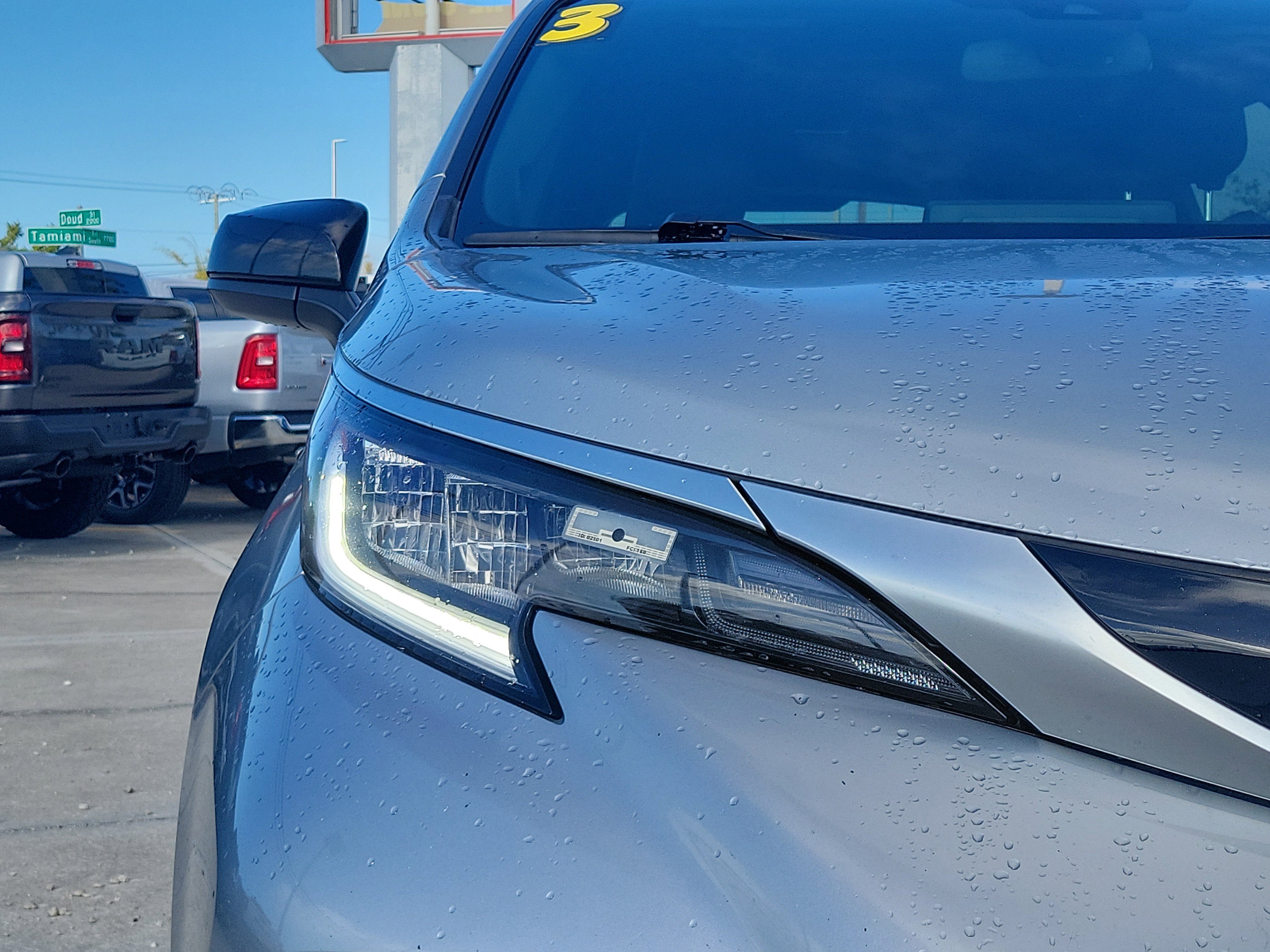 Used 2023 Toyota Sienna XSE w/ XSE Plus Package image 7