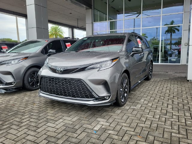 New 2026 Toyota Sienna XSE FWD image 2