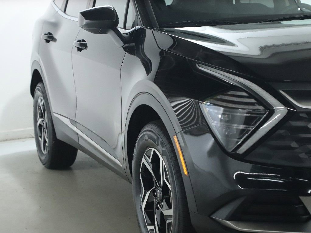 Used 2025 Kia Sportage LX image 8