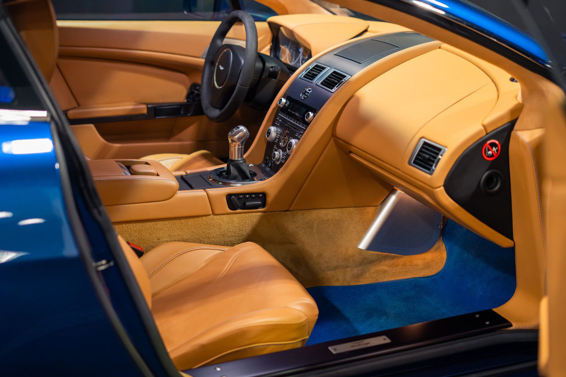 Used 2011 Aston Martin V12 Vantage Coupe RWD image 2