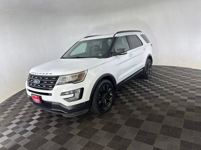 Used 2017 Ford Explorer XLT w/ Equipment Group 202A AWD/4WD image 3