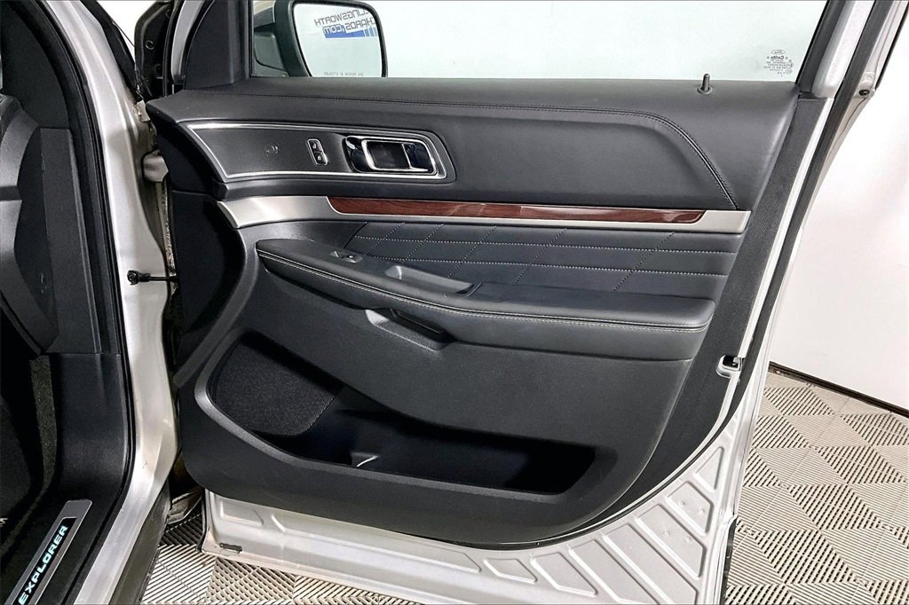 Certified 2017 Ford Explorer Platinum image 19