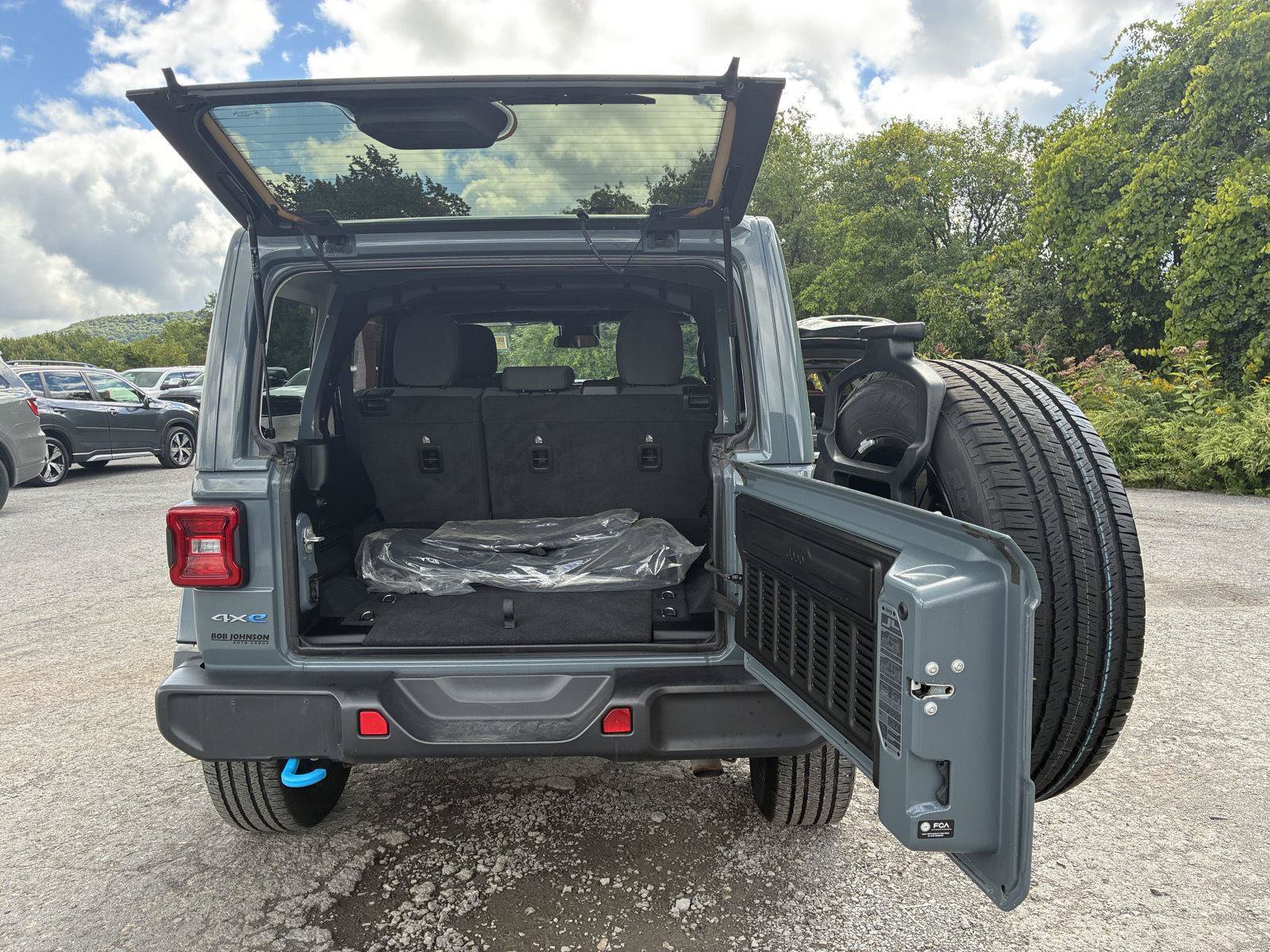 Used 2024 Jeep Wrangler Unlimited Sahara AWD/4WD image 11