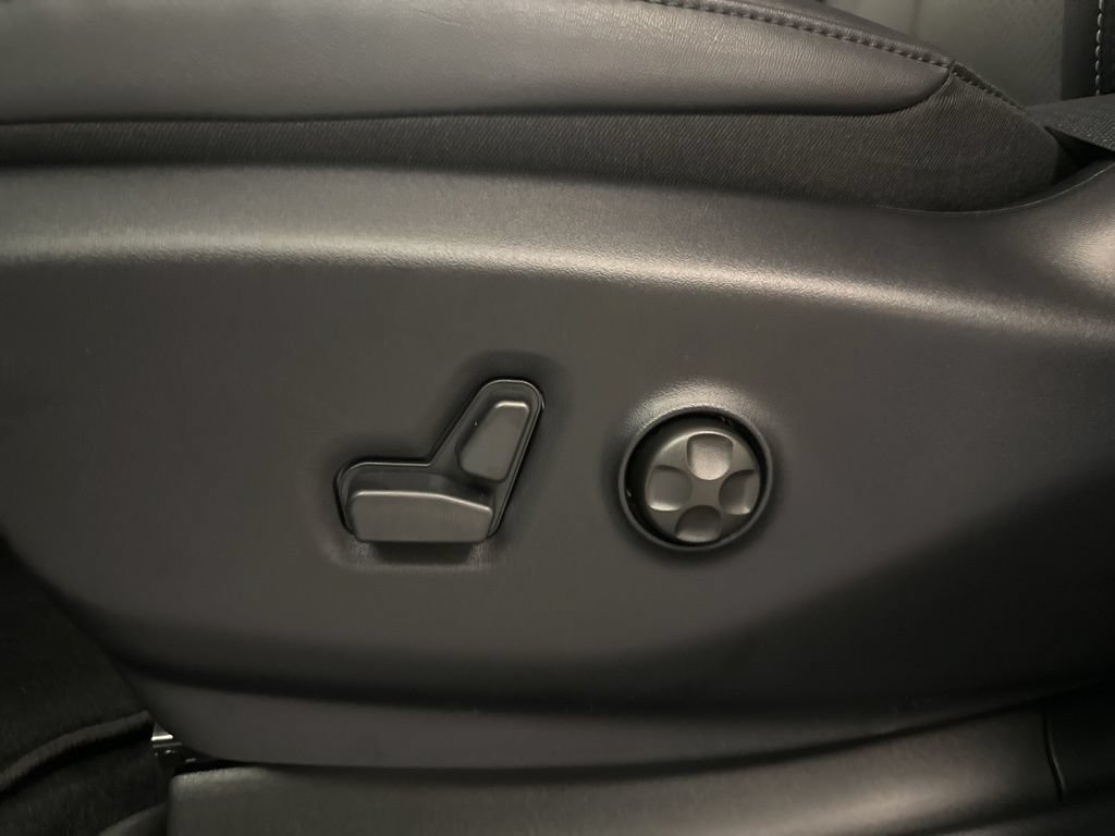 New 2027 Chrysler Pacifica Select AWD/4WD image 4
