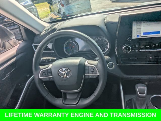 Used 2024 Toyota Highlander LE FWD image 17