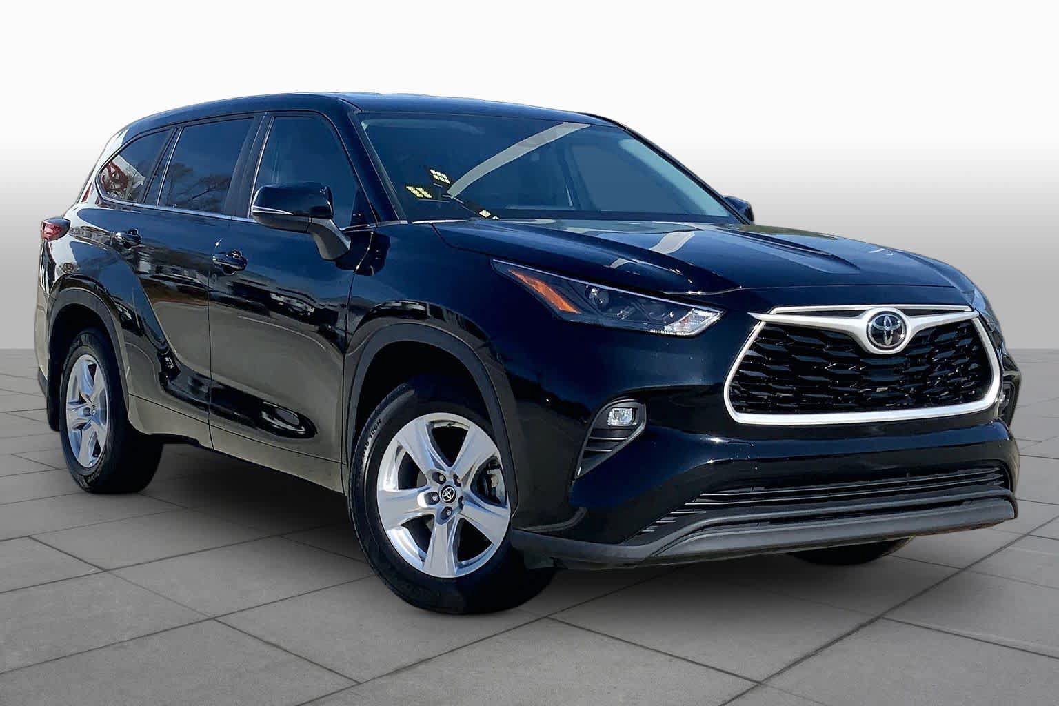 Used 2023 Toyota Highlander LE AWD/4WD image 4