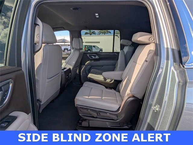 Used 2022 Chevrolet Suburban LT w/ Luxury Package image 6