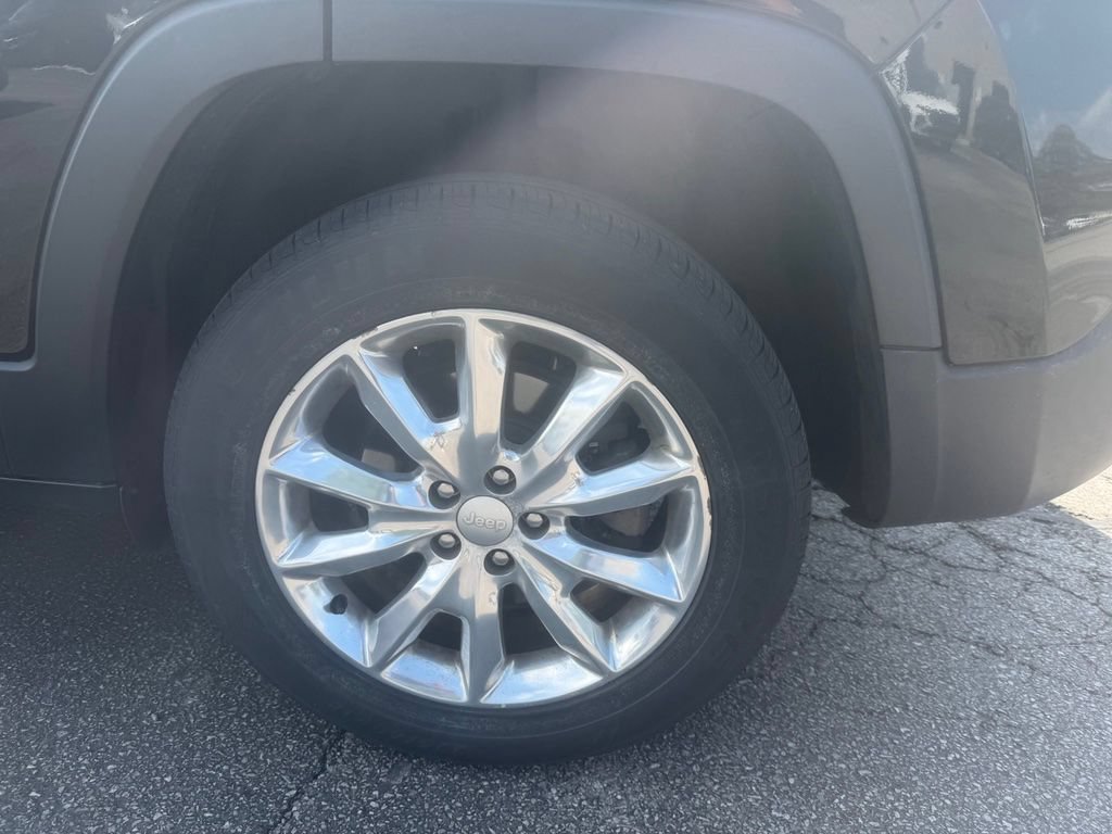 Used 2017 Jeep Cherokee Limited AWD/4WD image 6