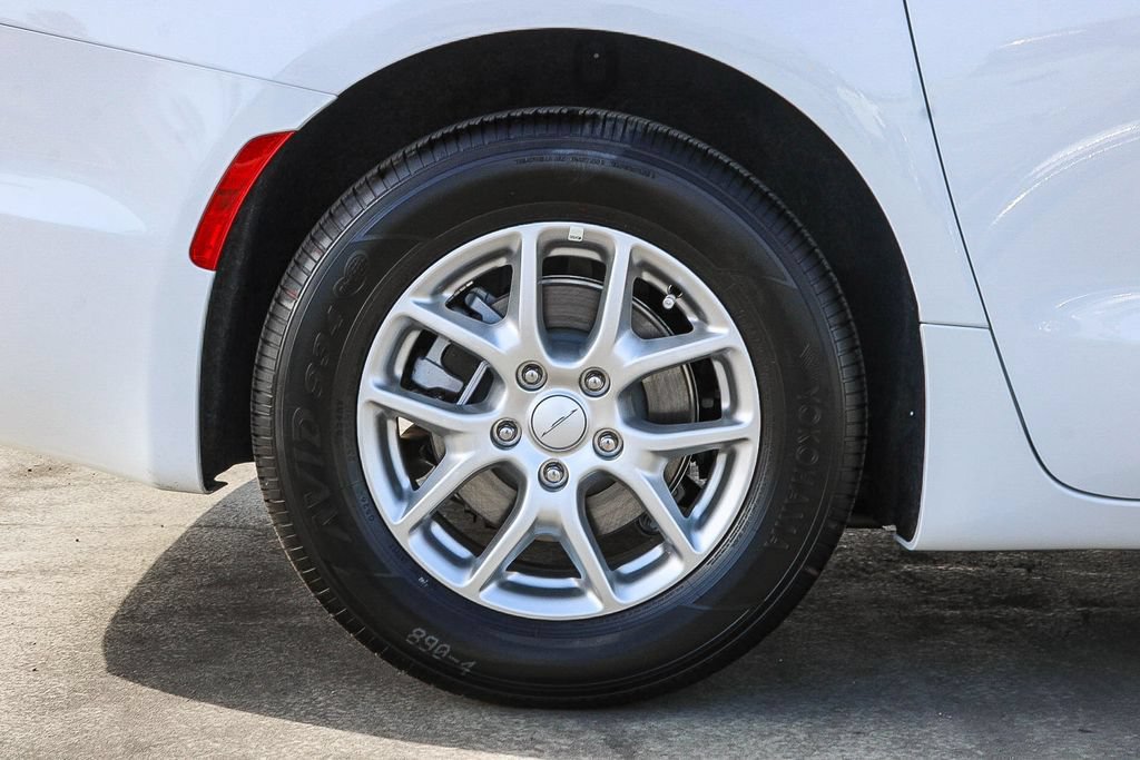 New 2027 Chrysler Pacifica Select FWD image 12