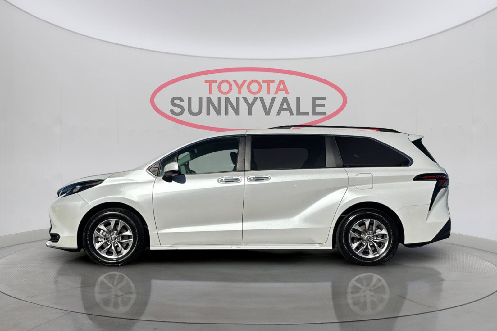 Used 2025 Toyota Sienna XLE FWD image 7