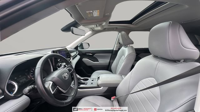 Used 2025 Toyota Highlander XLE image 11
