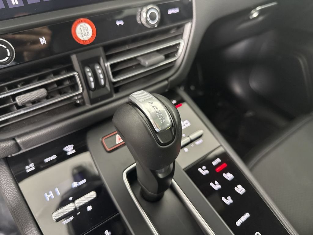 Certified 2026 Porsche Macan AWD/4WD image 33