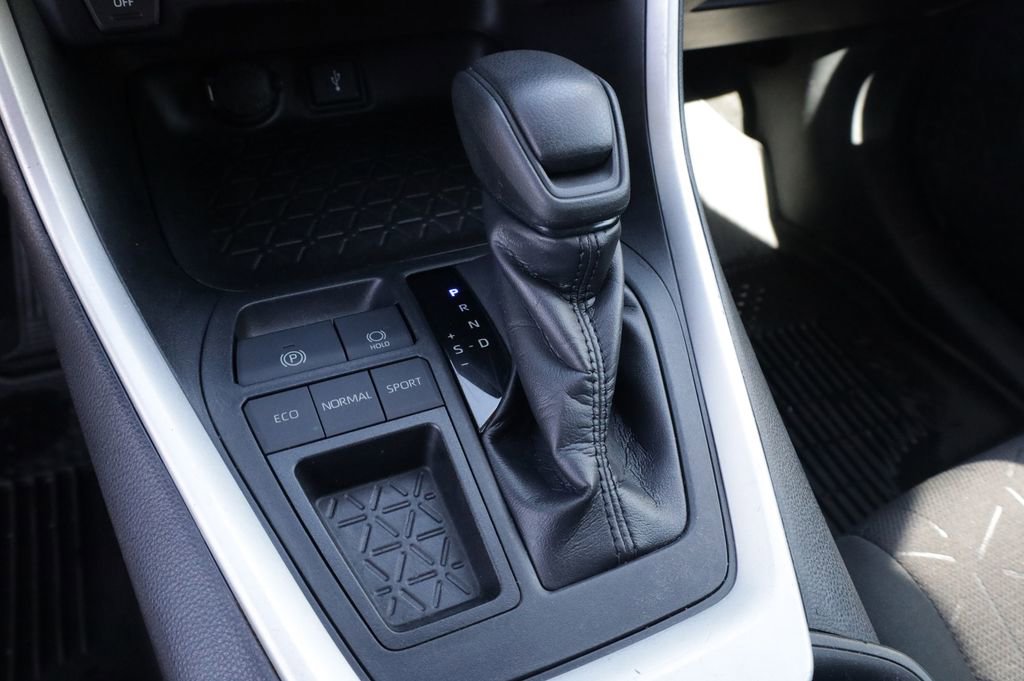 Used 2020 Toyota RAV4 XLE w/ Convenience Package image 9