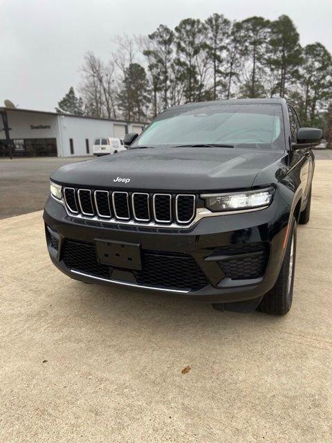 Used 2023 Jeep Grand Cherokee Laredo image 2