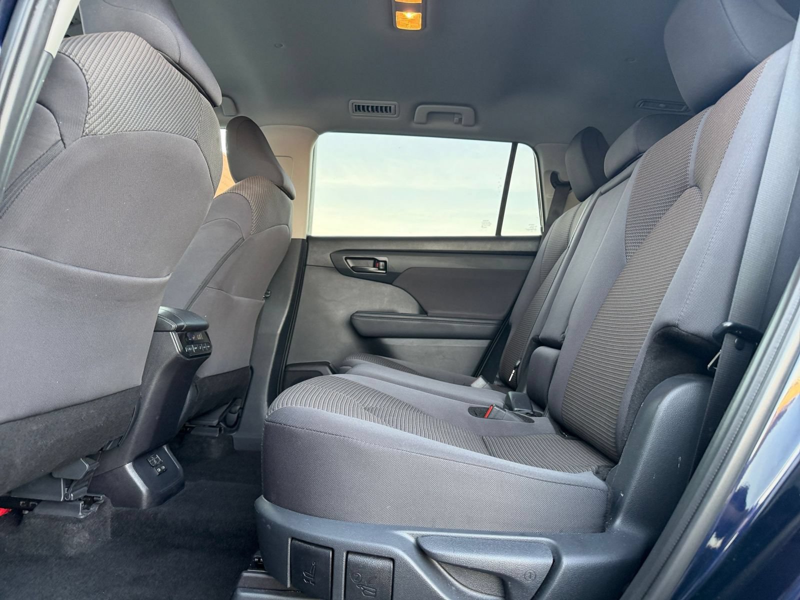 Used 2025 Toyota Highlander LE FWD image 27