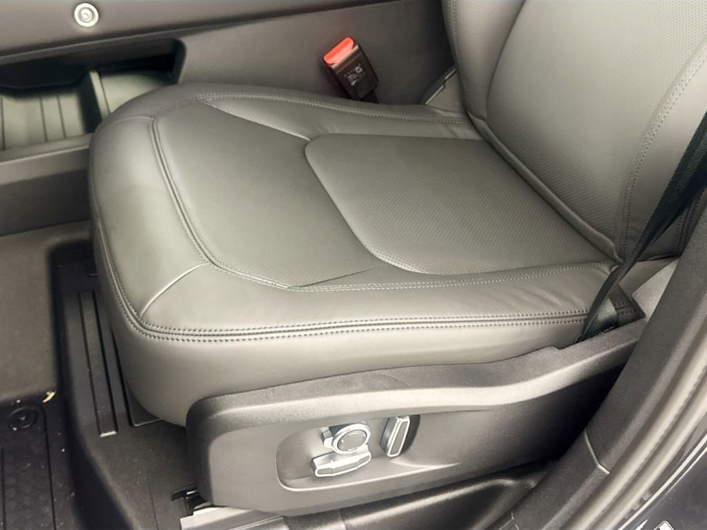 New 2026 Land Rover Defender 130 X-Dynamic SE image 19