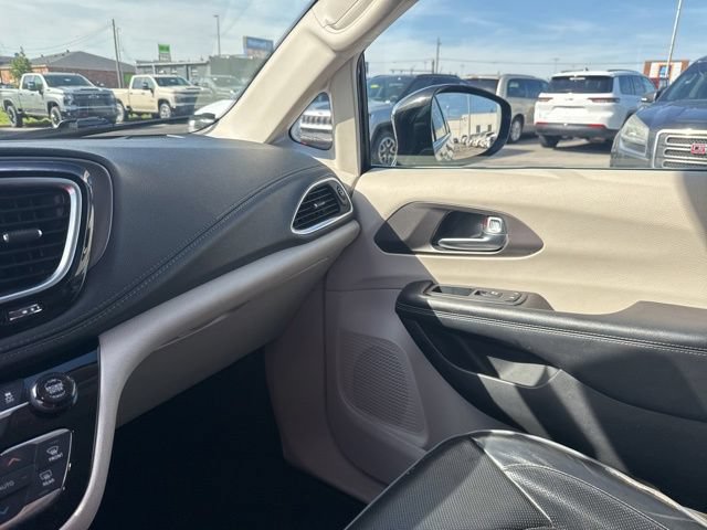Used 2018 Chrysler Pacifica Limited w/ Advanced Safetytec Group FWD image 21