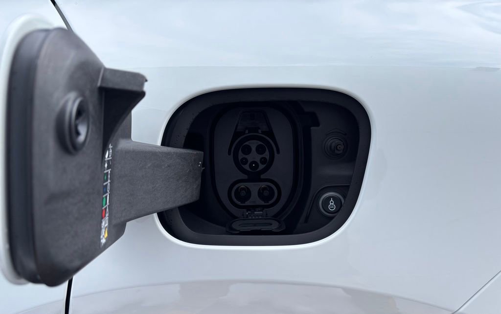 New 2025 Porsche Macan 4S Electric image 8