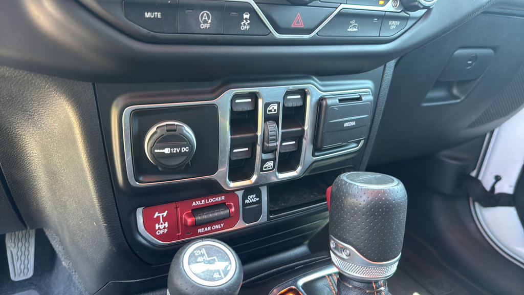Used 2023 Jeep Gladiator Mojave AWD/4WD image 23