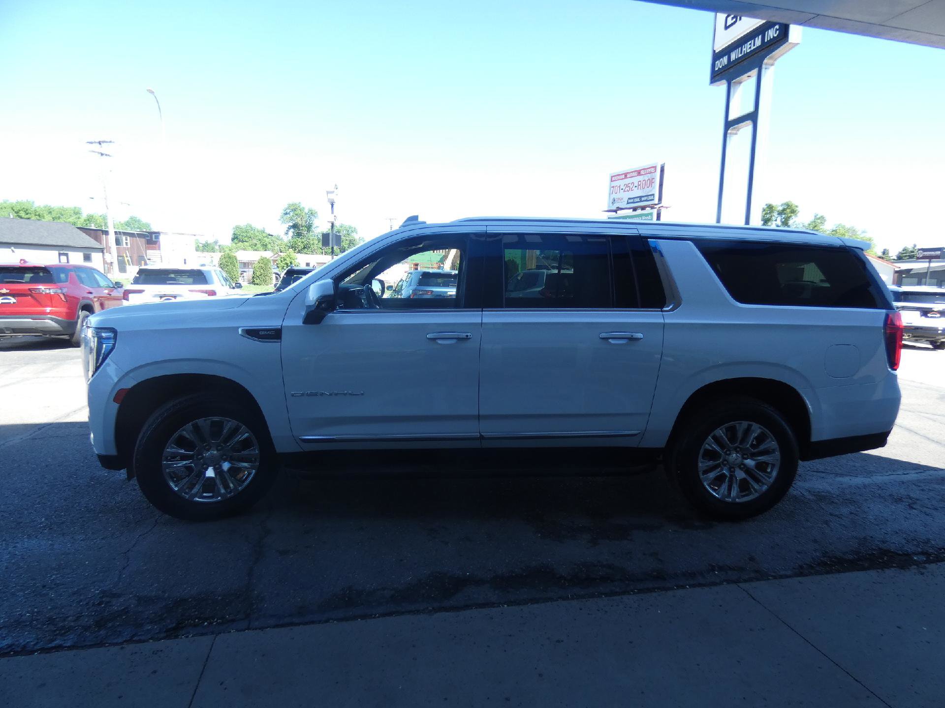Used 2024 GMC Yukon XL Denali AWD/4WD image 10