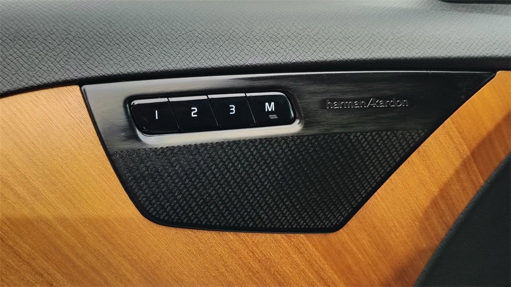 Certified 2024 Volvo XC90 T8 Plus w/ Protection Package Premier image 9