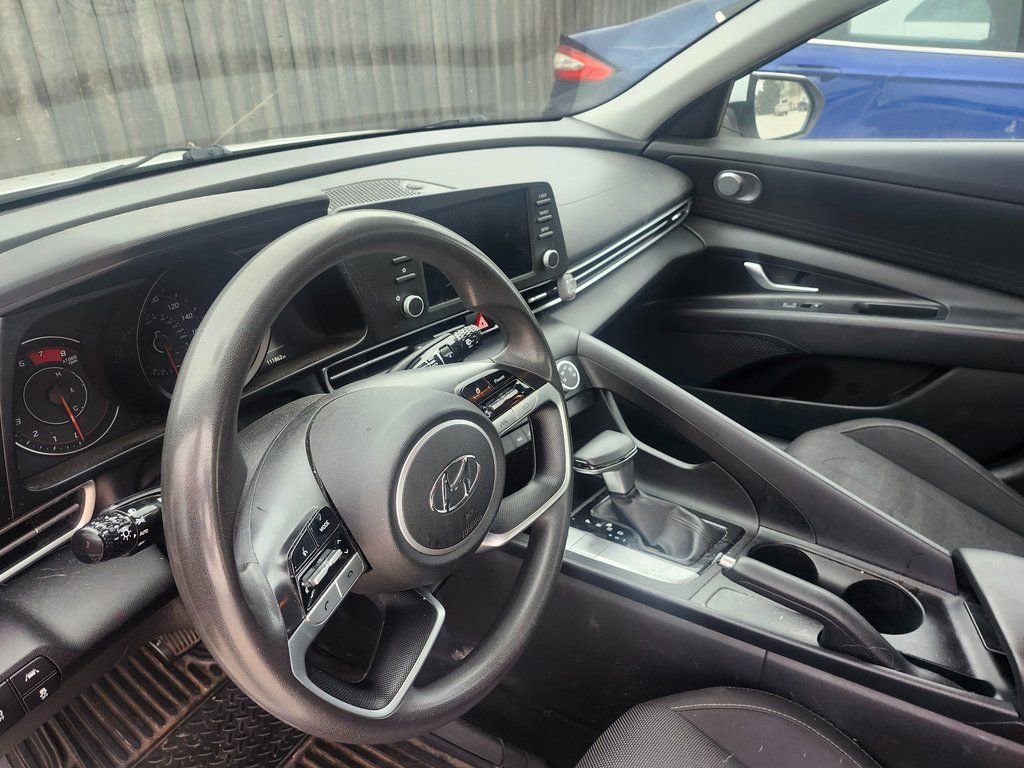 Used 2021 Hyundai Elantra SE image 19
