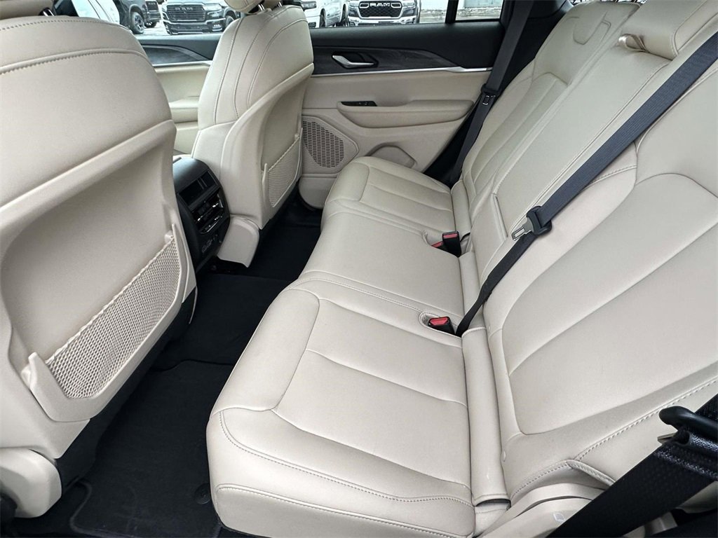 Used 2024 Jeep Grand Cherokee Limited image 11