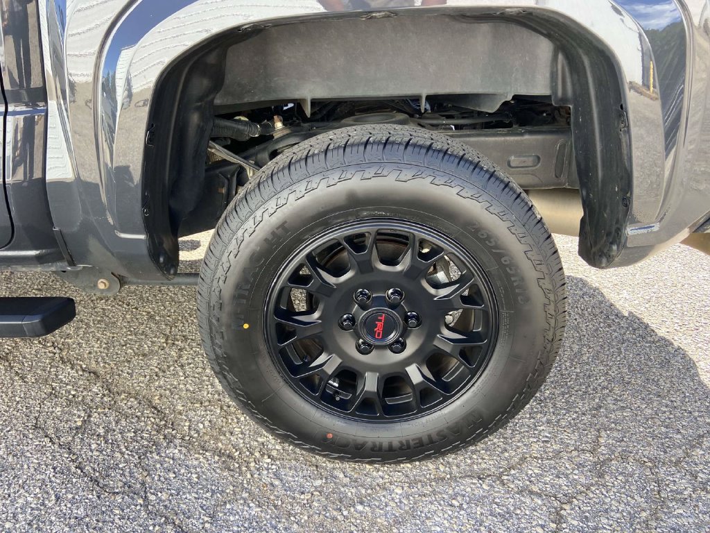 Used 2024 Toyota Tacoma SR5 AWD/4WD image 9