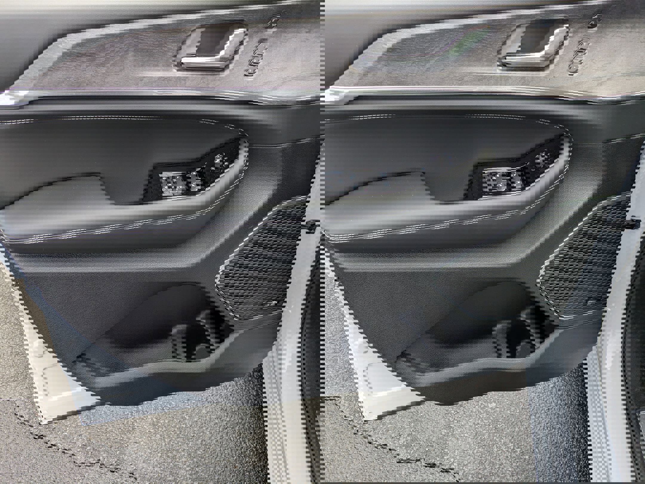 Certified 2025 Jeep Grand Cherokee Overland w/ Luxury Tech Group IV image 11