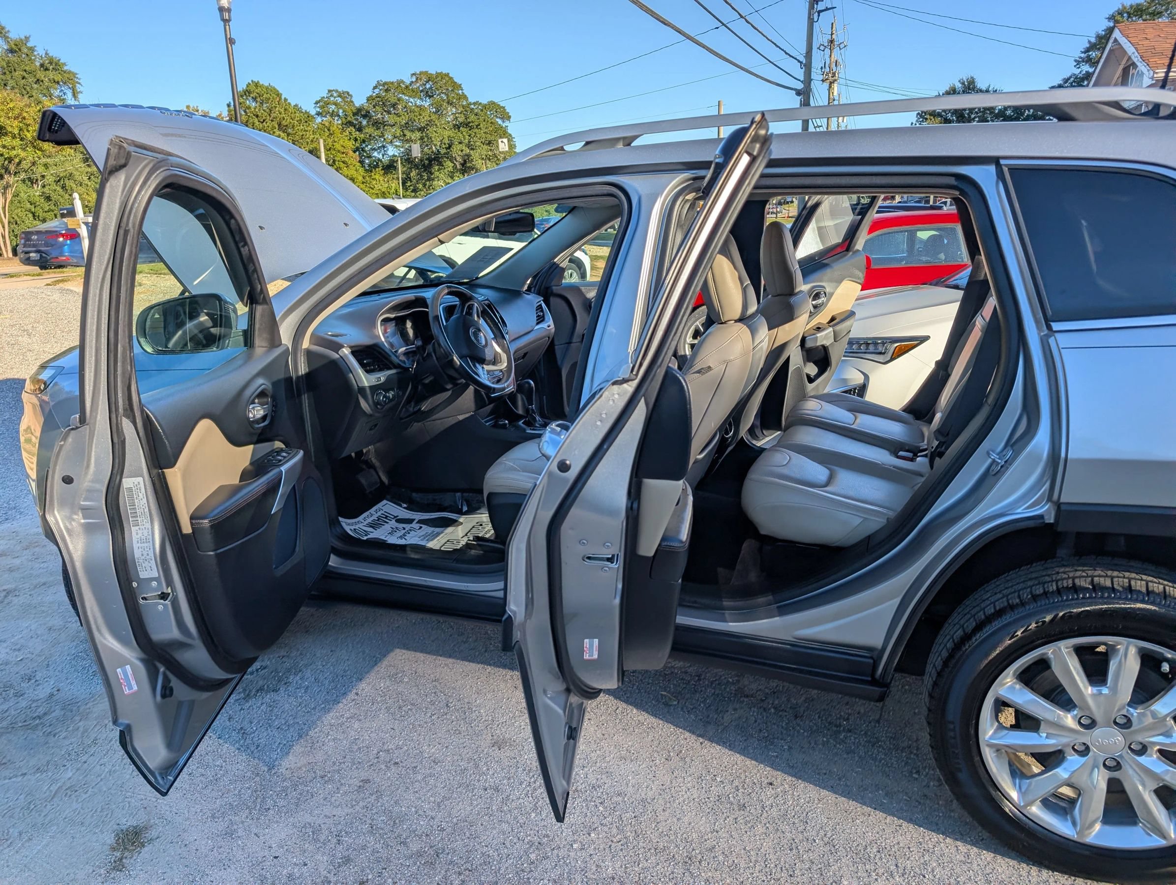 Used 2017 Jeep Cherokee Limited w/ Luxury Group AWD/4WD image 18