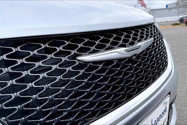 Used 2023 Chrysler Pacifica Touring-L image 28