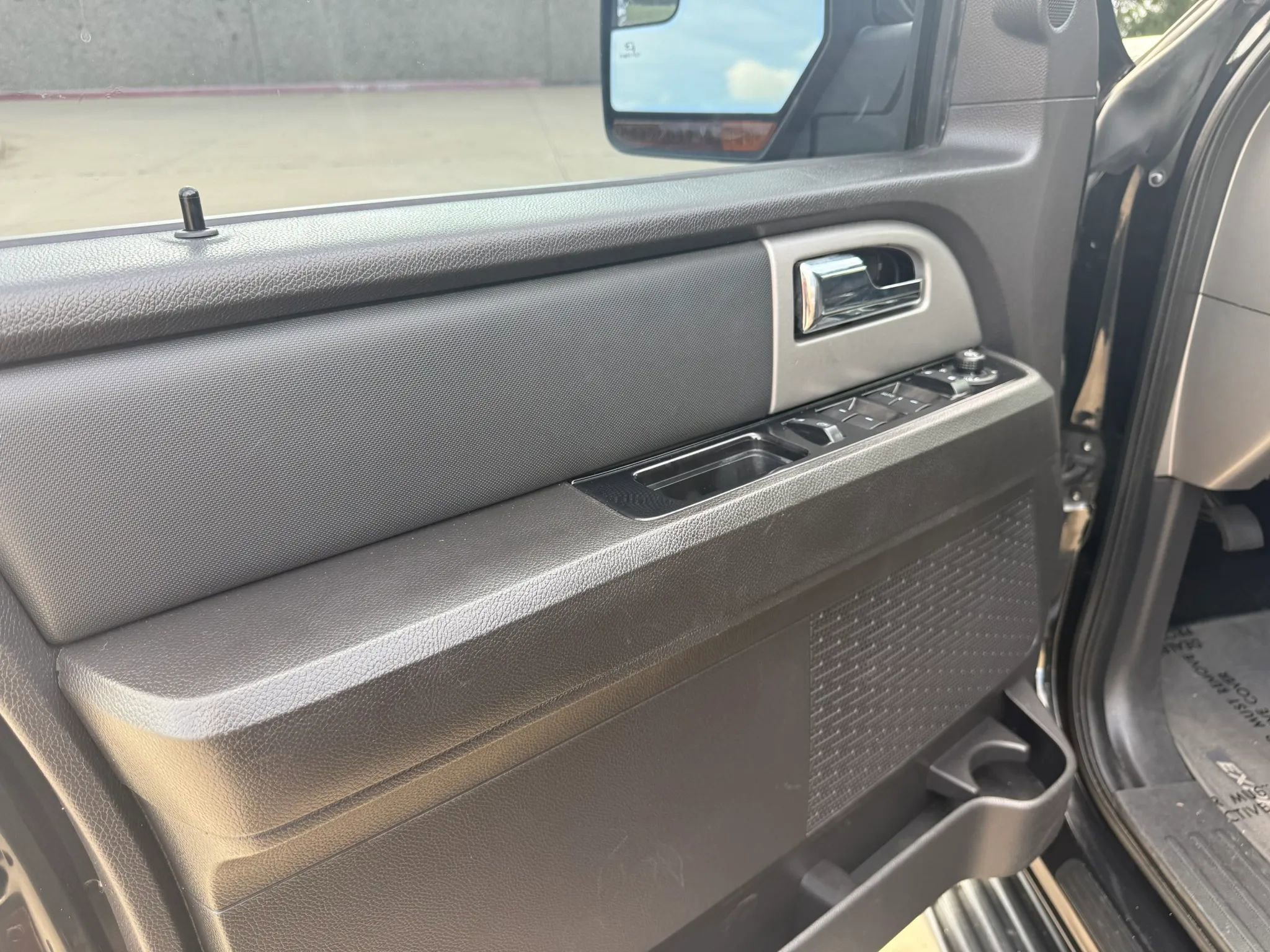 Used 2014 Ford Expedition Limited image 9