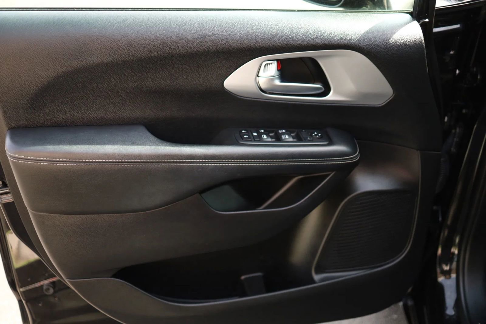 Used 2021 Chrysler Pacifica Touring w/ Uconnect Theater Family Group image 9