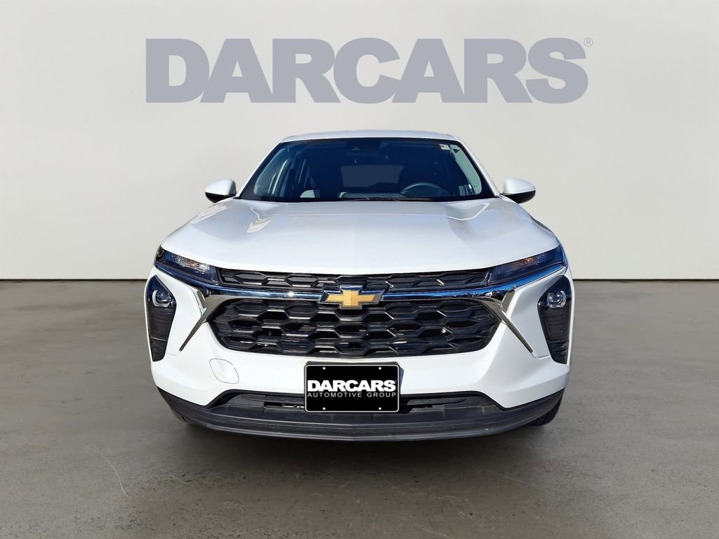 Used 2025 Chevrolet Trax LS w/ LS Convenience Package image 2