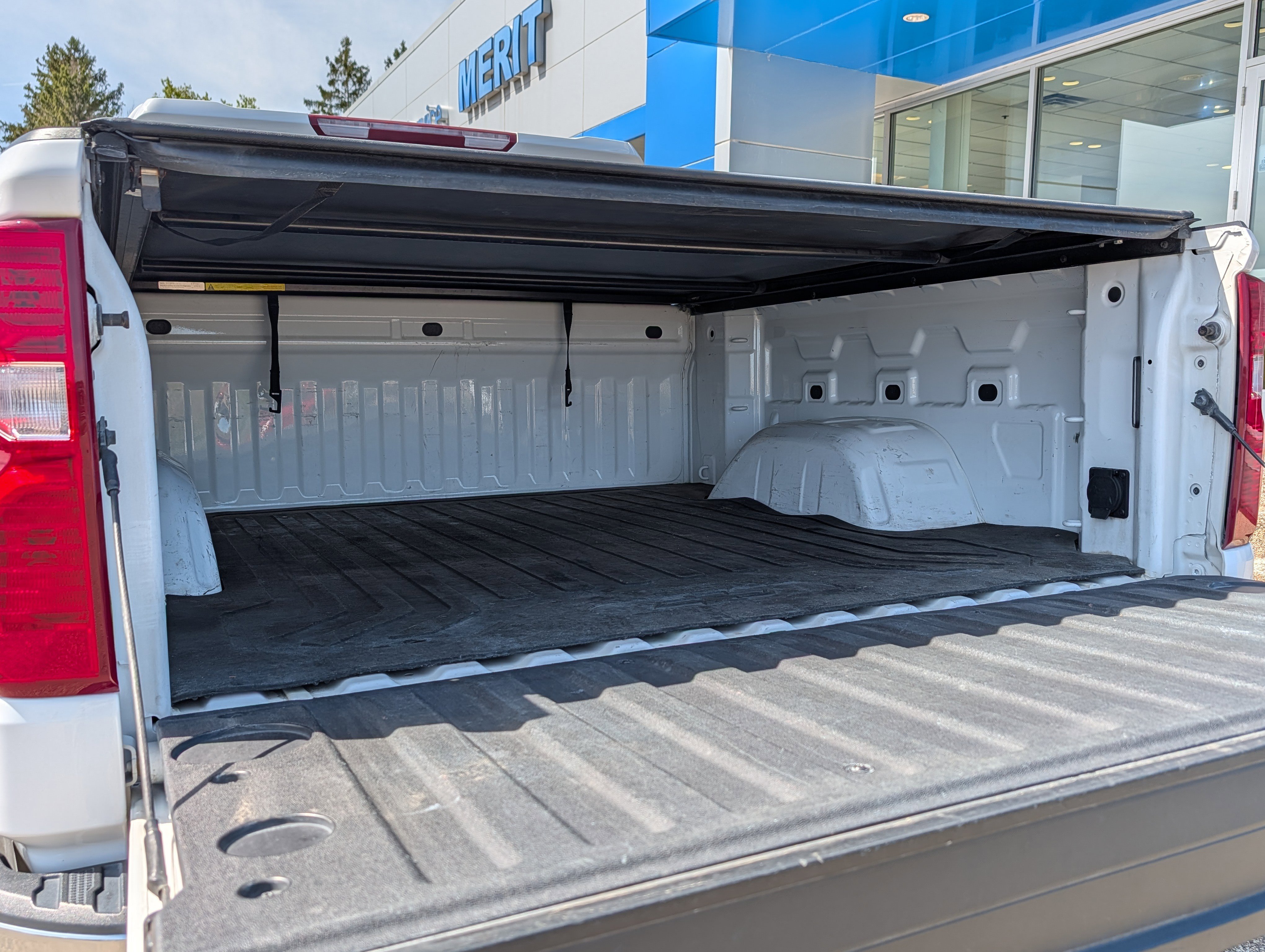Used 2022 Chevrolet Silverado 1500 LT AWD/4WD image 10