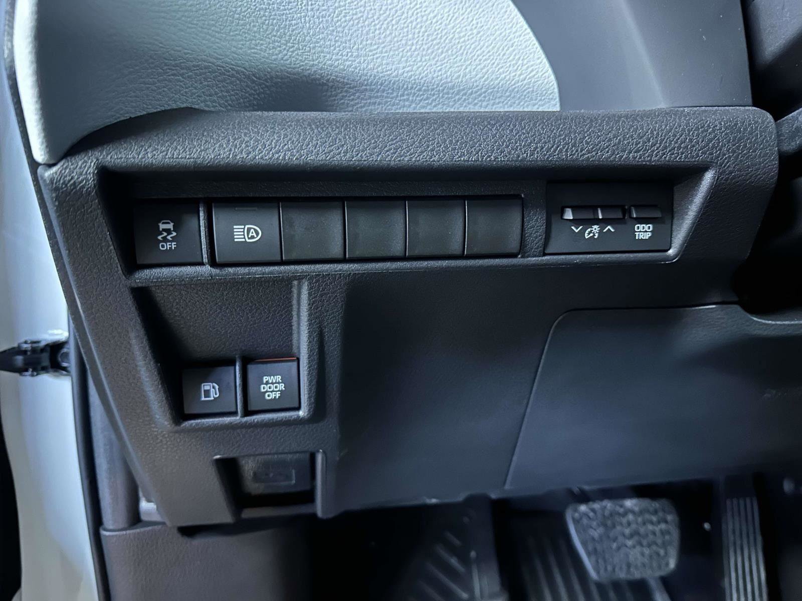 Used 2025 Toyota Sienna LE image 19