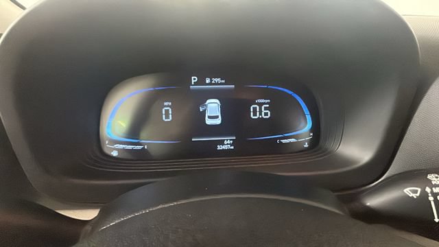 Used 2025 Hyundai Venue SEL FWD image 14