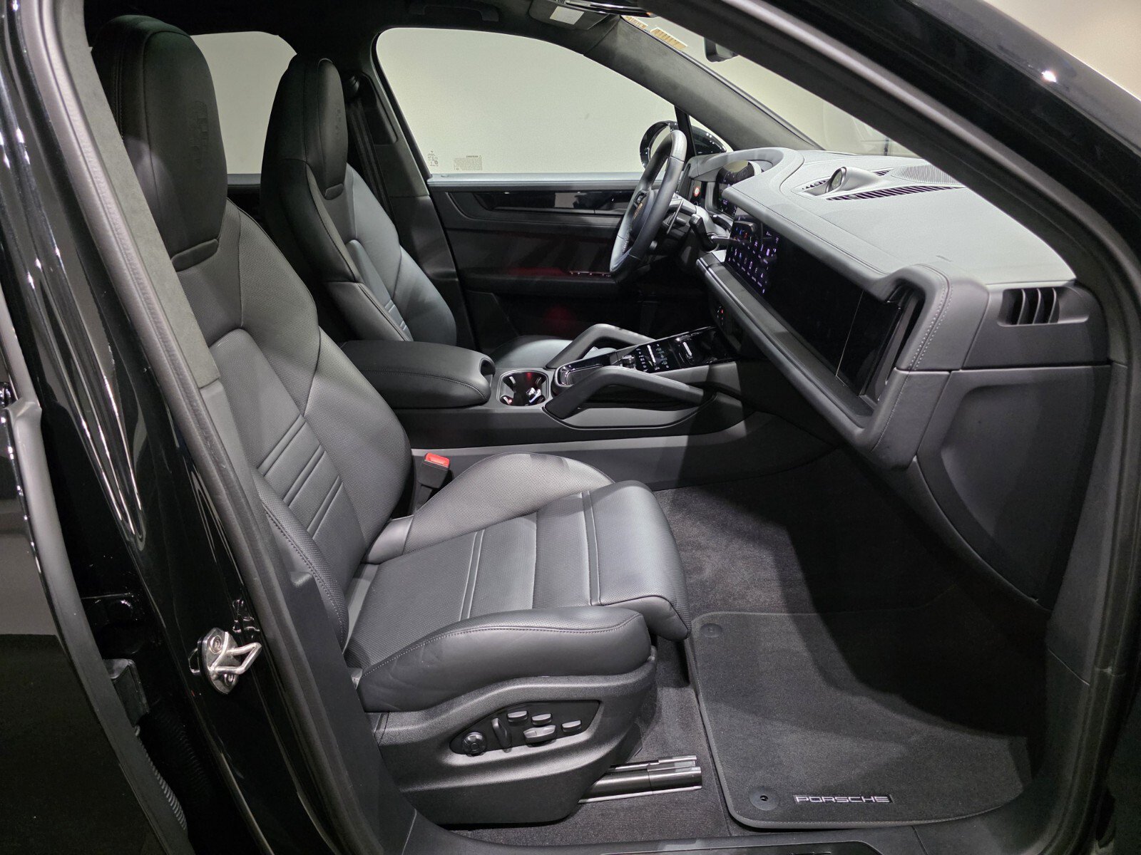 Used 2025 Porsche Cayenne GTS AWD/4WD image 23