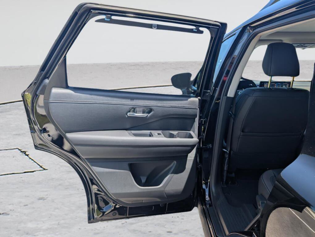 New 2026 Nissan Pathfinder Platinum w/ Cargo Package AWD/4WD image 17